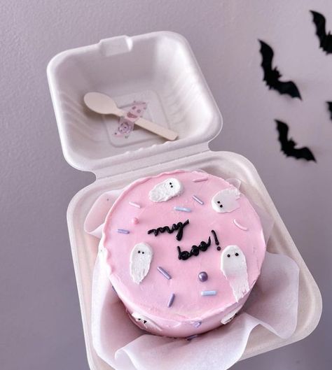 Lunchbox Halloween Cake, Spooky Themed Desserts, Lunchbox Cake Halloween, Fall Lunch Box Cakes, Pastel Halloween Food, Halloween Bento Cake Ideas, Bento Halloween Cake, Halloween Lunch Box Cake, Halloween Lunchbox Cakes