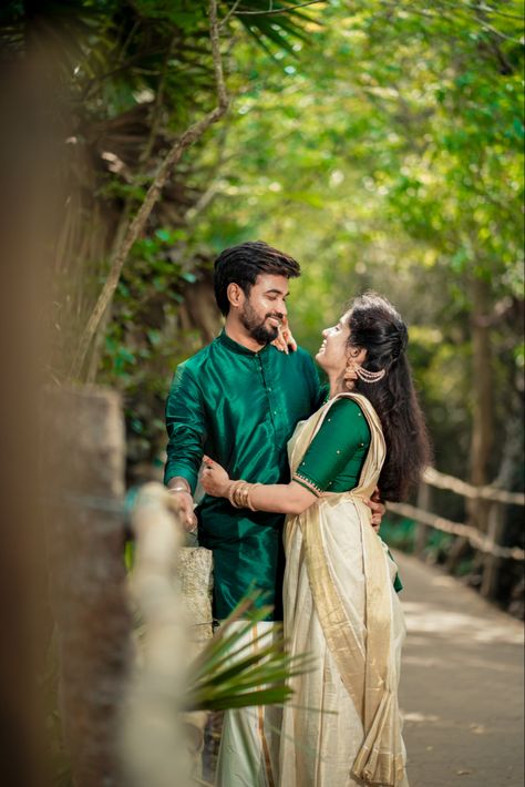 Kerala Poses, Pre Wedding Shoot Ideas Outfit, Pre Wedding Photoshoot Poses, Reception Stills, Grooms Dress, Kerala Photos, Pre Wedding Photoshoot Beach, Marriage Poses, Onam Outfits