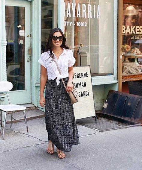 Black Printed Maxi Skirt With A White Shirt Printed Maxi Skirt Outfit, Black Maxi Skirt Outfit, Maxi Skirt Outfit Summer, White Skirt Outfits, Skirt Outfit Summer, Black Skirt Outfits, Maxi Skirts Summer, Skirt Diy, Maxi Skirt Style