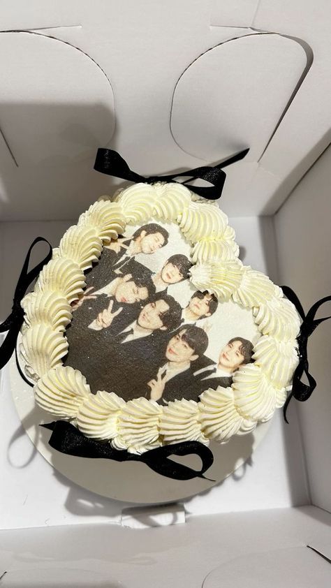 K Pop Cake Ideas, Kpop Birthday Cake Ideas, Bts Birthday Party Ideas, Bts Themed Birthday Party, Bts Cake Ideas, Bts Cake Birthday Ideas, Bts Cake Simple, Jungkook Cake, Kpop Cake Ideas