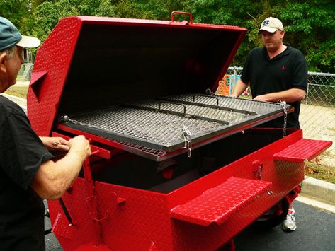 Double Grate Turner : Carolina Pig Cookers Pig Rotisserie, Trailer Grill, Pig Cooker, Pig Roaster, Smoked Recipes, Pit Bbq, Diy Bbq, Bbq Pit, Cooking Meat