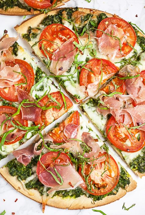 Arugula Pesto, Prosciutto and Tomato Pizza Easy Quick Lunch Ideas, Arugula Pizza Recipes, Unique Pizza Recipes, Quick Lunch Ideas, Arugula Pizza, Deep Dish Pizza Recipe, Tomato Pizza, Savory Tarts, Arugula Pesto