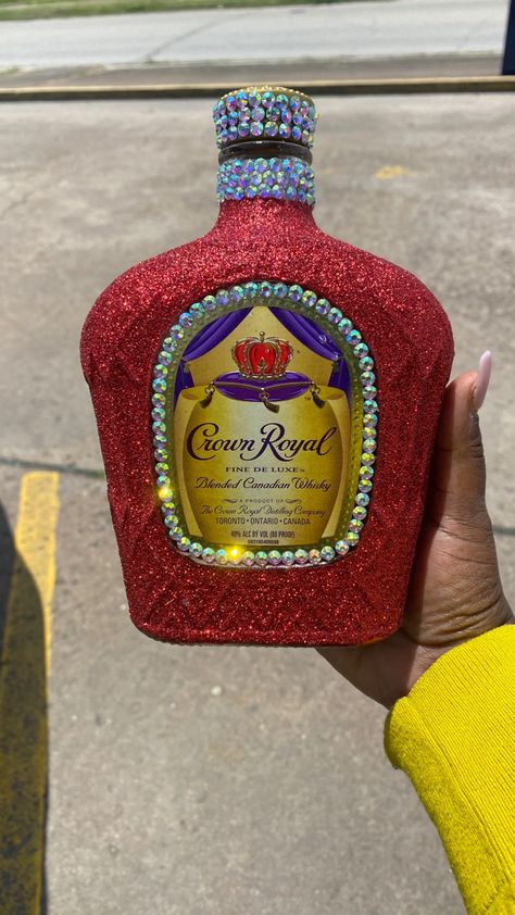 Glitter Crown Royal Bottle, Decorated Crown Royal Bottles, Crown Apple Bling Bottle, Bedazzled Crown Royal Bottle, Crown Royal Gift Basket Ideas, Bottles Decoration Diy, Liquor Bouquet, Alcohol Bottle Decorations, Bedazzled Liquor Bottles