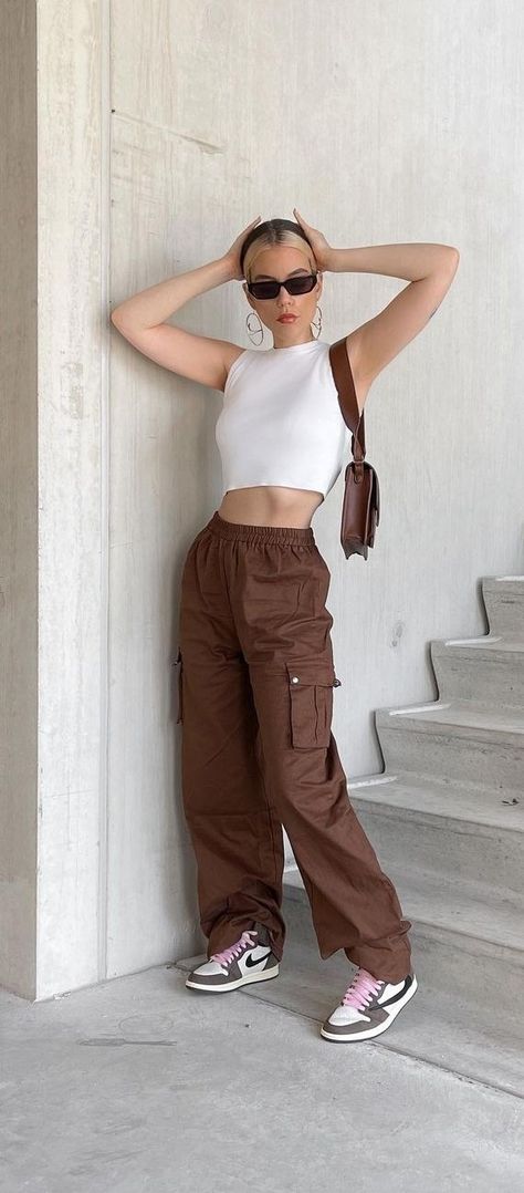 Brown Cargos Fits, Cargo Brown Outfit, Brown Cargos Girl Outfit, Brown Cargo Pants Outfit Street Style, Brown Cargos Outfits, Dark Brown Cargo Pants Outfit, Brown Cargo Pants Outfit, Brown Cargo Pants, Outfits Con Jeans