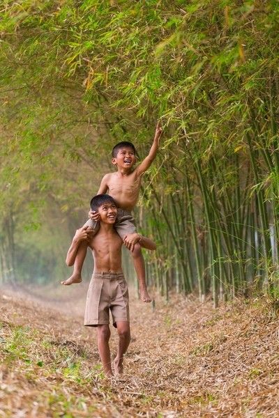 Dad Son Photography, Kids In Nature, Rural Photography, Childhood Photography, Fall Photo Shoot Outfits, Friendship Photography, Mother Pictures, Village Photos, Blurred Background Photography