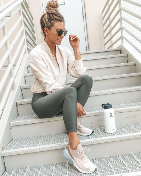 April Instagram Round Up Morning Walk Outfit Summer, Spring Training Outfits, Walking Outfit Outdoor, Outfit Trekking, Hiking Outfits Summer, Trail Outfits, Look Gym, Outdoorsy Outfits, Walking Outfit