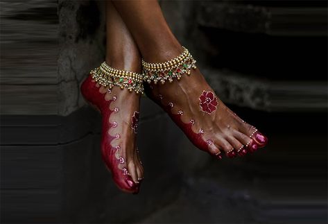 11 Pretty and Trendy Payal Designs For All Brides-To-Be Henne Tattoo, South Asian Aesthetic, Anklet Designs, Ankle Jewelry, Indian Photoshoot, Salwar Kamiz, Desi Clothes, Desi Wedding, Indian Aesthetic