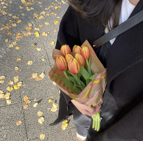 Fall Flower Girl, Germany Outfits, Picnic Pictures, Aesthetics Instagram, Fall Bouquet, Aesthetic Orange, Flowers Autumn, Girl With Flowers, Autumn Girl