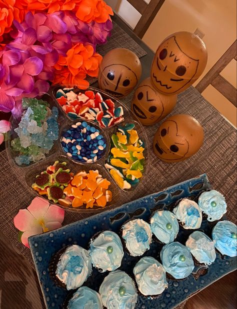 Snacks for a moana themed family movie night Moana Themed Movie Night, Moana Movie Night Food, Moana Snacks, Moana Movie Night, Movie Night Decorations, Themed Snacks, Moana Movie, Movie Night Food, Disney Movie Night