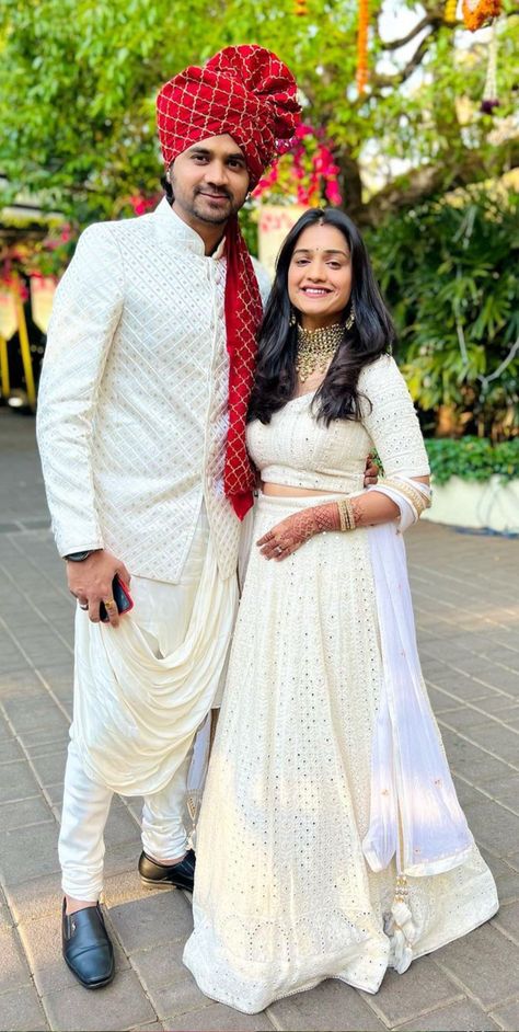 Traditional Dresses Couple Poses, Hruta Durgule In Saree, Twinning Outfits Couple, Couple Twinning Outfits Indian, Couple Twinning Outfits, Frock Photos, Twinning Outfits, Farewell Saree, Hruta Durgule