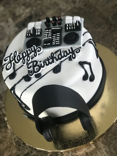 DJ cake Dj Themed Cakes For Men, Dj Birthday Cakes For Men, Dj Cake Design, Happy Birthday Dj Music, Dj Cake Ideas For Men, Dj Theme Cake, Dj Birthday Cake, Cake Professional, Happy Birthday Dj