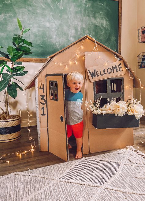 Diy Cardboard Playhouse, Cardboard Forts, Playhouse For Kids, Cardboard Play, Cardboard Crafts Kids, Cardboard Playhouse, Carton Diy, Diy Playhouse, Cardboard Crafts Diy