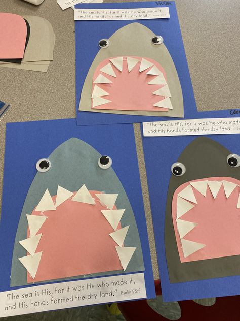 Art With Construction Paper, Sea Animals Crafts For Preschool, Construction Paper Learning Activities, Ocean Activity Preschool, Construction Paper Crafts Preschool, Construction Paper Preschool Crafts, Aquarium Craft Preschool, Shark Art For Preschool, Ocean Animal Crafts For Toddlers