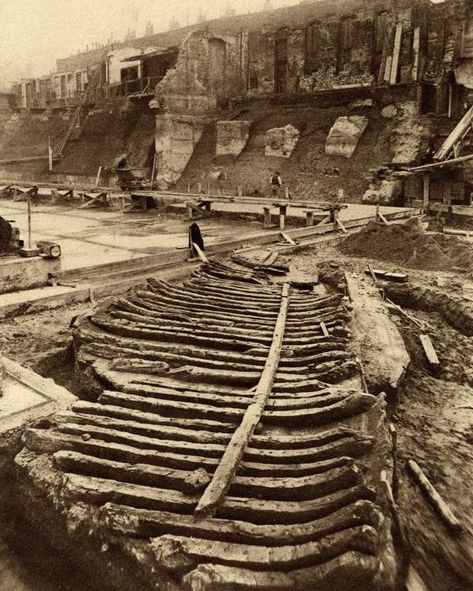 Galley at County Hall site Mud Flood, Historical London, Roman Britain, Living In London, London History, Roman History, 20 Century, Old London, London Photos