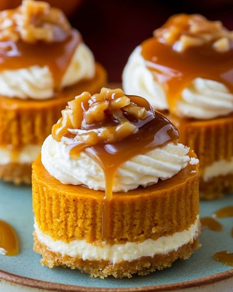 Mini Pumpkin Cheesecake Bites, Pumpkin Cheesecake Bites, Fellowship Ideas, Walnut Topping, Desserts Mini, Mini Pumpkin Cheesecake, Yummy Cheesecake, Mini Cheesecake Recipes, Pumpkin Cheesecake Recipes