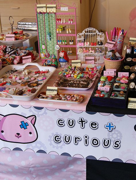 Anime Convention Booth, Craft Stall Display Ideas, Market Stall Display Ideas, Craft Stall Display, Jewelry Display Booth, Convention Booth, Stall Decorations, Market Stall Display, Jewelry Table Display