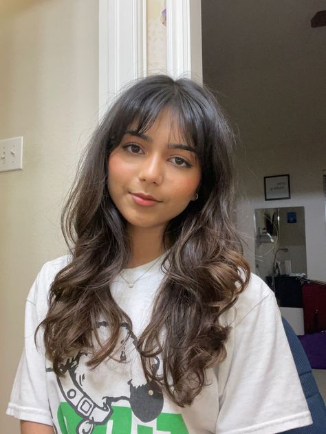 Curtain Bangs On Brown Skin, Bangs For Indian Women, Curtain Bangs Medium Hair Indian, Dark Brown Hair Balayage With Bangs, Bangs For Indian Hair, Dyed Hair Indian Skin, Bangs On Brown Skin, Brown Girl Haircut, Indian Curtain Bangs