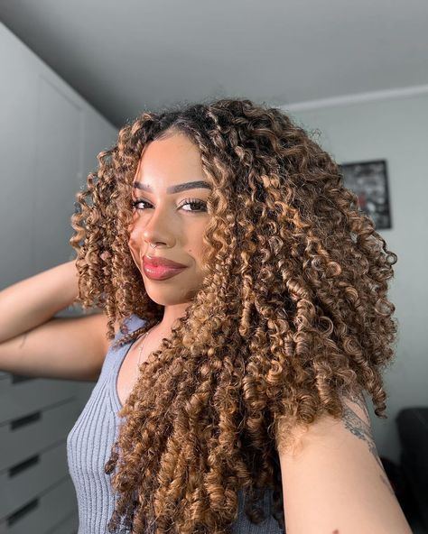 🐈‍⬛ | Instagram Black Hair Natural, Long Curly Black Hair, Black Hair Long, Hair Long Curly, Long Curly Hairstyles, Curly Black Hair, Curly Hairstyles For Black Women, Dyed Curly Hair, Highlights Curly Hair