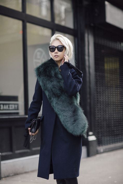 Style Vert, Elegante Y Chic, Green Fur, Faux Fur Scarves, Scarf Outfit, Fur Stole, Blue Coat, Fashion Trends Winter, Estilo Chic