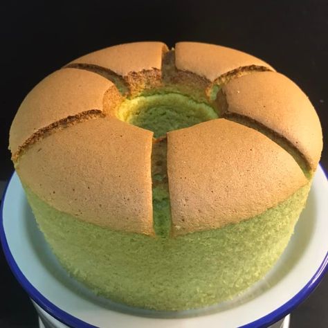 March 25, 2022Leave a comment This is a very popular street food in Korea Pandan Sponge Cake, Pandan Chiffon Cake Recipe, Banana Chiffon Cake Recipe, Banana Sponge Cake, Orange Sponge Cake, Pandan Chiffon Cake, Pandan Cake, Honeycomb Cake, Tiny Cakes