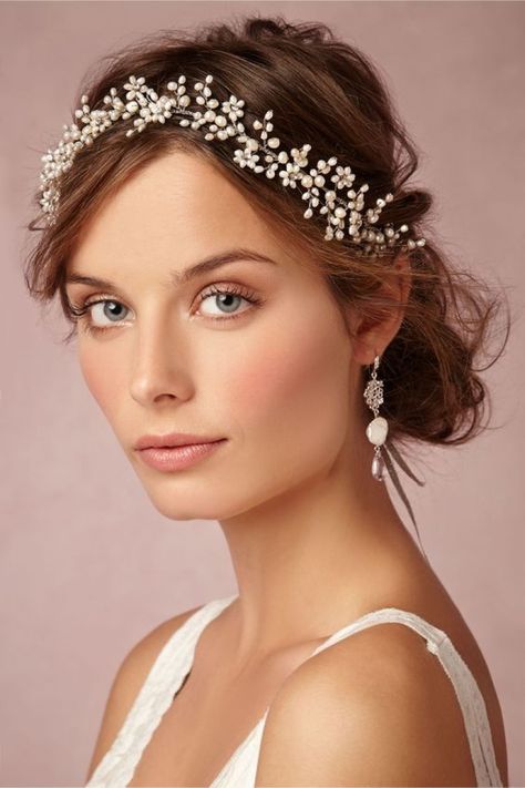 20 superbes idées pour être parfaitement maquillée le jour de votre mariage Wax Flower Crown, Boho Makeup, Wedding Hairstyles And Makeup, Veil Headpiece, Bridal Makeup Natural, Braut Make-up, Natural Wedding Makeup, Trendy Wedding Hairstyles, Bridal Makeup Looks