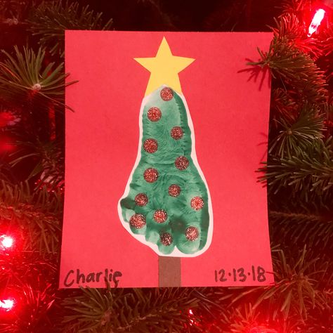 Infant Room Christmas Crafts, Christmas Craft One Year Old, Christmas Toddler Footprint Craft, Toddler Foot Christmas Tree, Send Activities, Baby Feet Christmas Tree Foot Prints, Footprint Christmas Tree, Diy Christmas Keepsakes, Christmas Tree Footprint