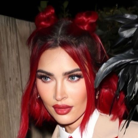 Light Yagami And Ryuk, Red Hair Spray, Ronze Hair, Kendall Jenner Halloween, Mega Fox, Selfie Outfits, Megan Fox Hair, Fantasy Hair Color, No Expectations