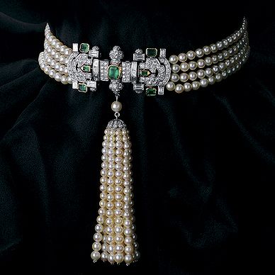 AN ART-DECO INSPIRED PEARL, DIAMOND AND EMERALD CHOKER- Pearl Diamond Choker, Art Deco Choker, Mikimoto Necklace, Diamond And Pearl Necklace, Art Deco Jewelry Box, Art Deco Jewelry Rings, Art Deco Inspired Jewelry, Emerald Choker, Pearl Diamond Necklace