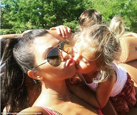 Penelope Disick, Cute Family Photos, Scott Disick, Reality Tv Stars, Keeping Up With The Kardashians, Celebrity Moms, Kardashian Style, Free Family, Reality Television