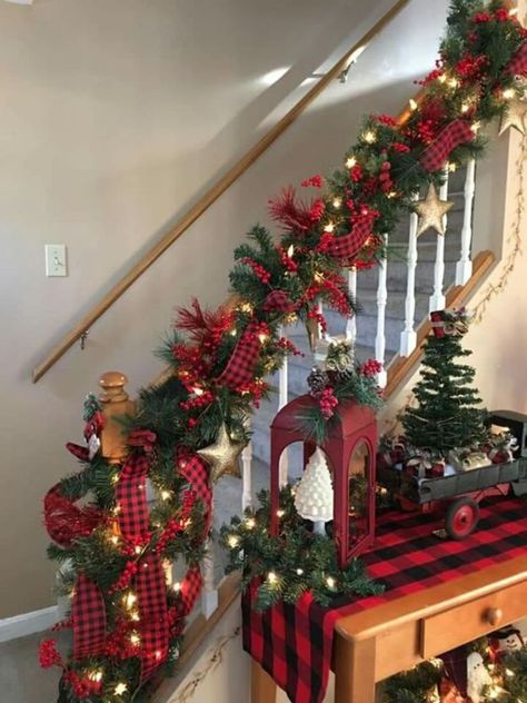 Stairway Decor Ideas, Merry Chrismast, Christmas Stairway, Stairway Decor, Christmas Stairs Decorations, Christmas Staircase Decor, Christmas Stairs, Stairway Decorating, Diy Tree Decor