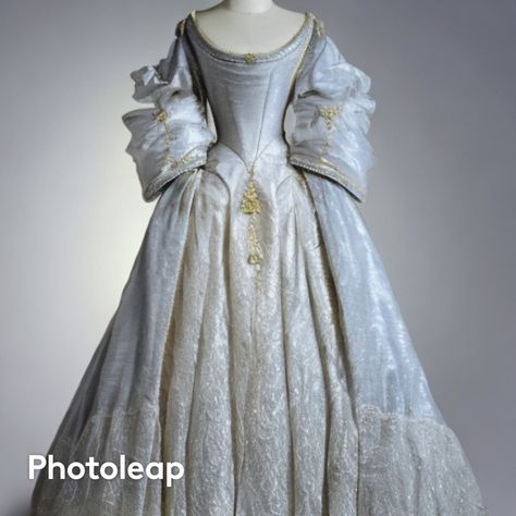 18th Century Dresses Royal, The White Princess Costumes, Royal Dresses Queens Gowns, Royal Dresses Queens, Elegant Royal Dresses, Narnia Dresses, 1700s Dresses, Victorian Era Dresses, Coronation Dress