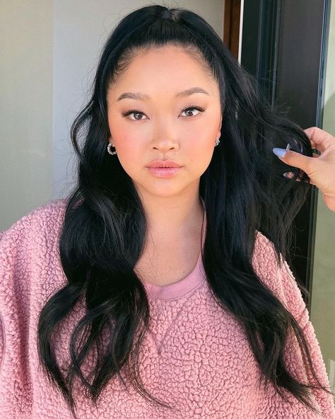 @lanacondor • Instagram photos and videos Lana Condor, Pink Day, Movie Couples, Female Actresses, Pretty Style, Fav Celebs, Vs Pink, American Actress, Wedding Makeup