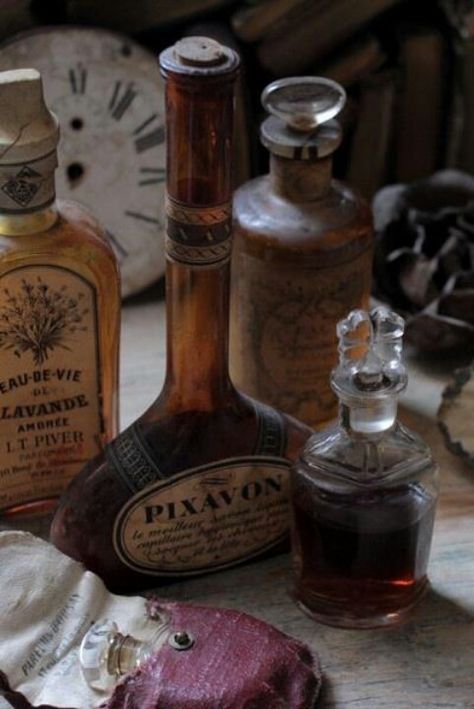 De binnenkant is zo zoet als een vijg, de buitenkant zo blinkend als kristal. Maar het kan in een mum van tijd veranderen, de binnenkant wordt zo zuur als azijn en de buitenkant wordt zo muf als stof. Old Perfume Bottles, Antique Glass Bottles, Antique Perfume Bottles, Apothecary Bottles, Antique Perfume, Antique Bottles, Vintage Bottles, Old Bottles, Potion Bottle