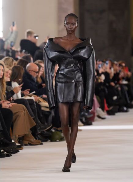 Leather Runway 2023, Leather Dress Runway, Schiaparelli Spring 2023, Spring 2023 Couture, 2023 Couture, Creation Couture, Mode Inspo, Looks Chic, Leather Outfit