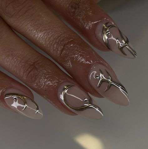 Double chrome😍😍 gold and silver to match any jewelry she said🤣 Ib: @vdw.nails #nails #gelxnails #apresgelx #chromenails #nailtech #abstractnails #abstract #nailsofinstagram #nailsofinstagram #nailart #naildesign #nailaddict #nailporn #nailjunkie #nailinspo #vancouvernails #vancouver #trend #trendingnails Chrome Nails, Nail Spa, She Said, Nails Nails, Nail Tech, Gold And Silver, Nail Inspo, Vancouver, Art Ideas