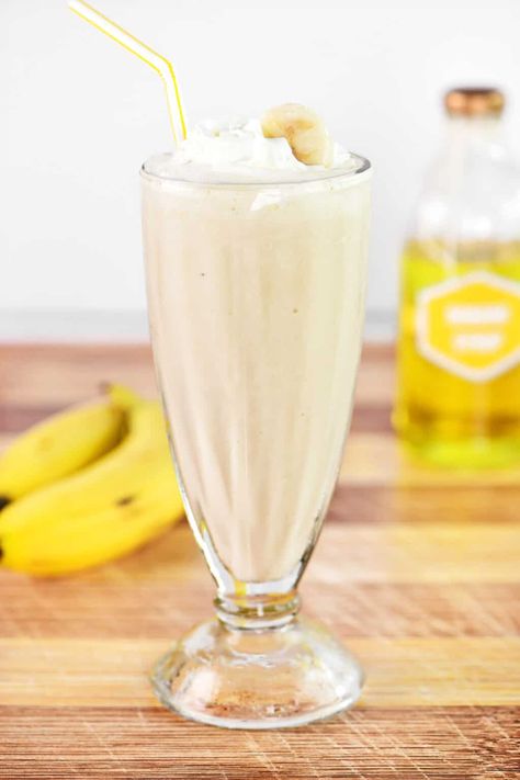 Banana Shake Recipe, Banana Milkshake Recipe, Blueberry Milkshake, Strawberry Banana Milkshake, Banana Syrup, Milkshake Recipe Chocolate, Summertime Salads, Banana Shake, Banana Slices