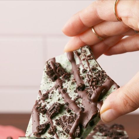 Oreo Peppermint Bark, Oreo Food, Oreo Bark, Bark Recipes, Dessert Oreo, Mint Oreo, Candy Bark, Bark Recipe, Homemade Candy