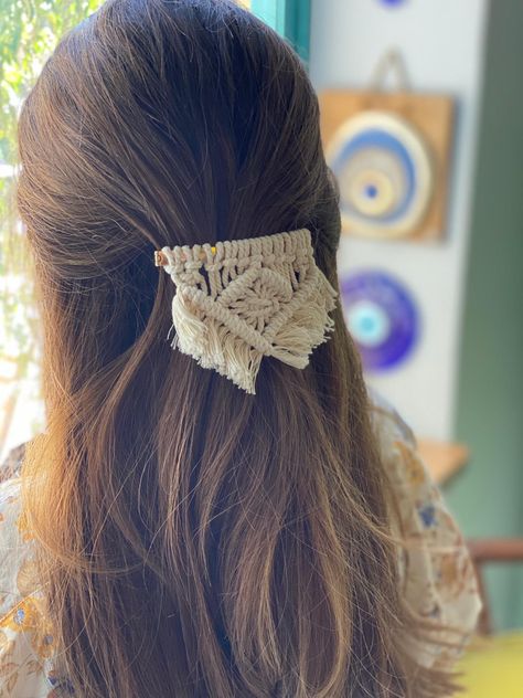 Diy Macrame Hair Accessories, Macrame Hair Clips, Macrame Accessories Ideas, Diy Hairclips Ideas, Hair Accessories Handmade, Macrame Accessories Diy, Handmade Hair Accessories Diy, Macrame Hair Accessories, Macrame Hair Clip