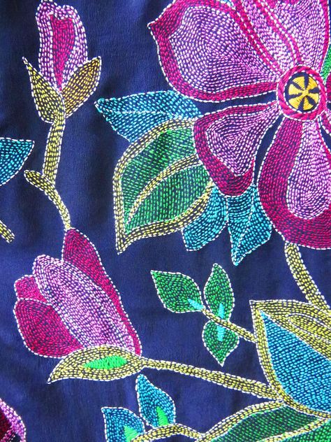 Embroidery Stitches Flowers, Kantha Embroidery, Sashiko Embroidery, Hand Embroidery Tutorial, Hand Embroidery Projects, Kantha Work, Japanese Embroidery, Sari Fabric, Kantha Stitch