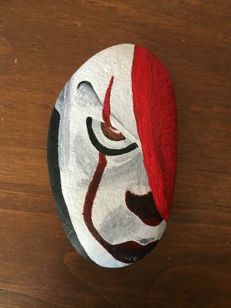 Scary Halloween Rock Painting Ideas, Creepy Rock Painting, Pennywise Rock Painting, Scary Painted Rocks, Horror Movie Painted Rocks, Scary Rock Painting, Spooky Rock Painting, Horror Rock Painting, Halloween Stones