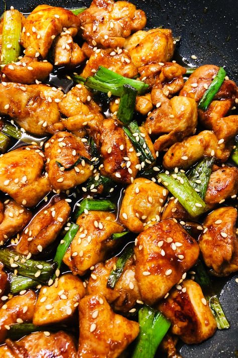 chicken bites in a wok Honey Sriracha Chicken Stir Fry, Honey Sriracha Chicken Bites, Honey Sriracha Chicken And Broccoli, Honey Siracha Chicken Meal Prep Bowls, Honey Sriracha Chicken Bowl, Recipes With Sriracha, Sriracha Chicken Recipes, Siracha Chicken Recipes, Chili Honey Chicken