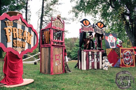 These are all just so cool. Especially the kissing booth. Scary Carnival, Circus Props, Haunted Carnival, Creepy Carnival, Halloween Circus, Carnival Decorations, Halloween Clown, Night Circus, Carnival Themes