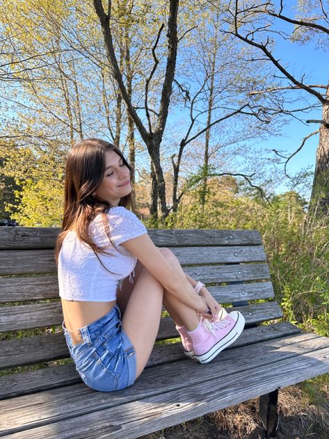 Pink converse, photo idea, bench photo idea, nature, woods Outfits Pink Converse, Lavender Converse Outfit, Light Pink Converse Outfit, Converse Pink Outfit, How To Style Pink Converse, Pink Converse Outfit Ideas, Pink Converse Outfit Aesthetic, Converse Low Tops Outfit, Pink Converse Aesthetic