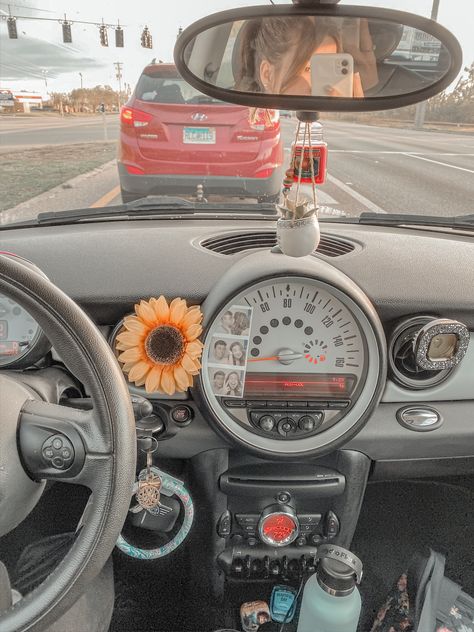 Mini Cooper Decorations Interior, Car Accessories Mini Cooper, Cute Cars Aesthetic, Mini Cooper Accessories Interiors, Mini Cooper Decor, Mini Cooper Interior, Mini Cooper Accessories, Mini Cabrio, Cooper Car