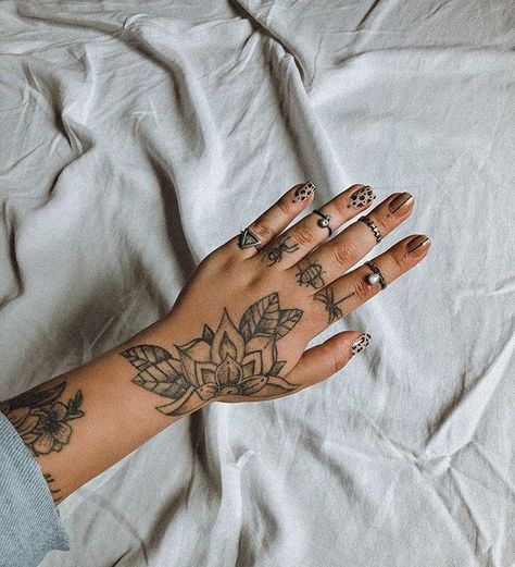 Wrist Hand Tattoo, Tattoo Main, Unique Hand Tattoos, Hand And Finger Tattoos, Pretty Hand Tattoos, Hand Tats, Floral Tattoo Sleeve, Hand Tattoos For Women, Wrist Tattoos For Women