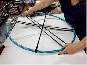 Hula Hoop Weaving Tutorial Hula Hoop Weaving, Hoop Weaving, Hula Hoop Rug, Rug Braiding, Hula Hoop Workout, Shirt Crafts, Braided Rug Diy, Weaving For Kids, Wheel Craft