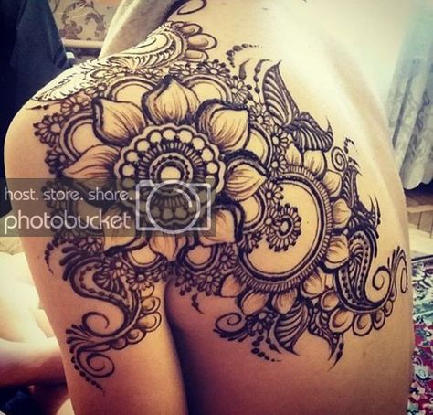 Shoulder Henna, Mandala Tattoo Meaning, Dotwork Tattoo Mandala, Back Henna, Floral Mandala Tattoo, Mandala Tattoo Sleeve, Tattoos Infinity, Tattoos Mandala, Tattoo Henna