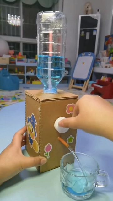 Kids Craft and Art on Instagram: "Video by @kids_craft_and_art" Diy Science Experiments, Cardboard Crafts Diy, Paper Craft Videos, Science Projects For Kids, Diy Science, Easy Paper Crafts Diy, Hand Crafts For Kids, Diy Crafts For Kids Easy, Kraf Diy