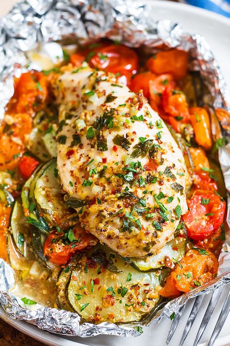 Baked Chicken in Foil Packets – So NOURISHING and packed with TONS OF FLAVOR! Chicken breasts cooked in foil packets are amazingly moist and tender. Baked Chicken Breast Recipes, Purewow Recipes, Chicken In Foil, Foil Baked Chicken, Honey Dijon Chicken, Chicken Foil Packets, Muscle Diet, Foil Packet Dinners, Paleo Meal Prep