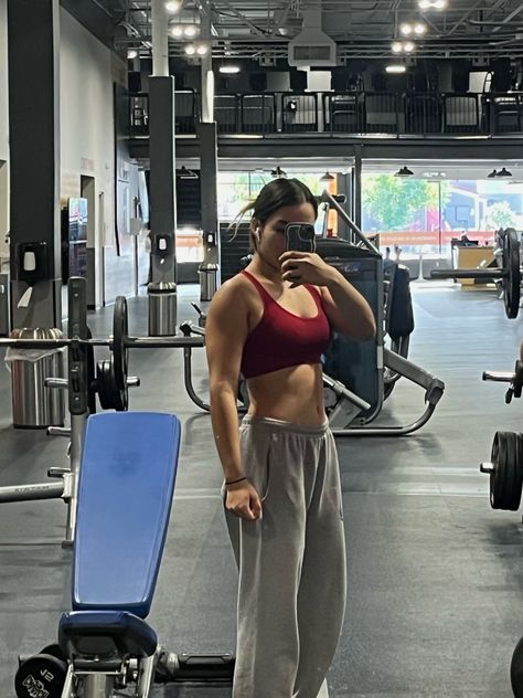 Chest Muscles Women, Women Sleeper Build, Sleeper Build Women, Masc Girls Aesthetic, Ananya Core, Workout Girls, Muscle Mommy, Masc Women, Fitness Vision Board